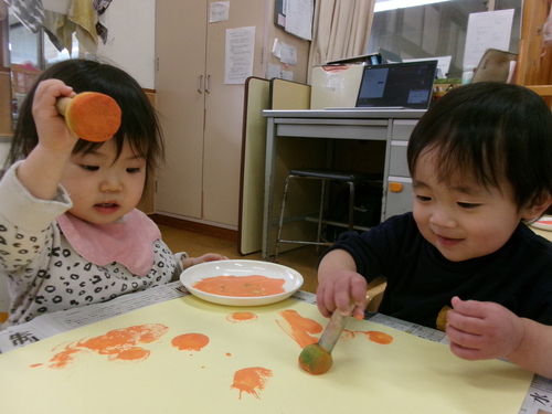 春の製作をしている