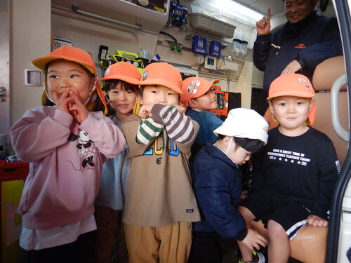 消防車に乗る子ども (2)