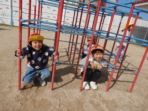 鬼ごっこをしている様子