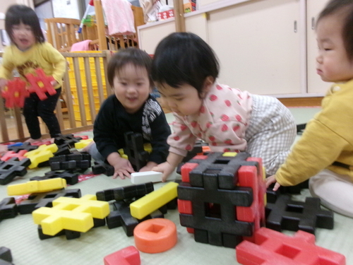 井形ブロックで遊んでいる様子 (2)