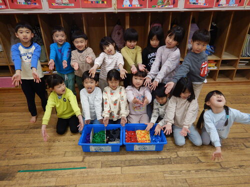 新しい収納に喜ぶ子どもたち