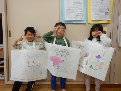 作品バックを見せてくれる子どもたち２