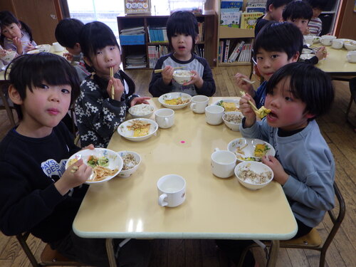 美味しそうに給食を食べる子ども (3)