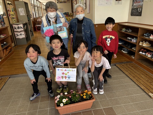 園児さんと一緒に