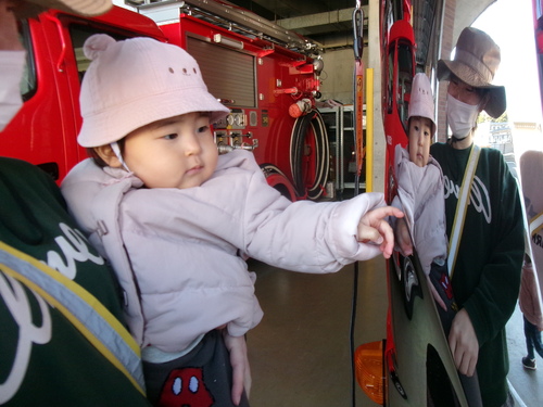 消防車を見る子ども (2)