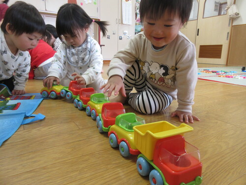 車で遊んでいる