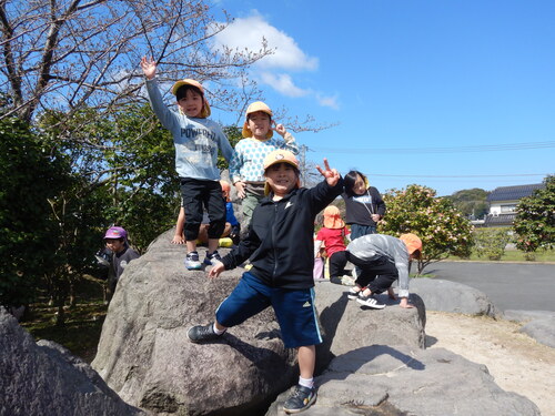 岩場で遊ぶ様子１