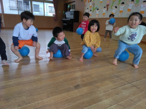 ボール遊び