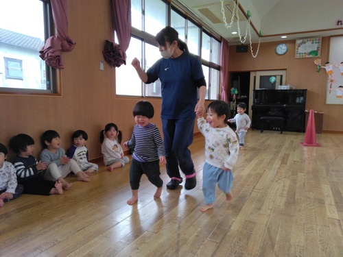 走っている