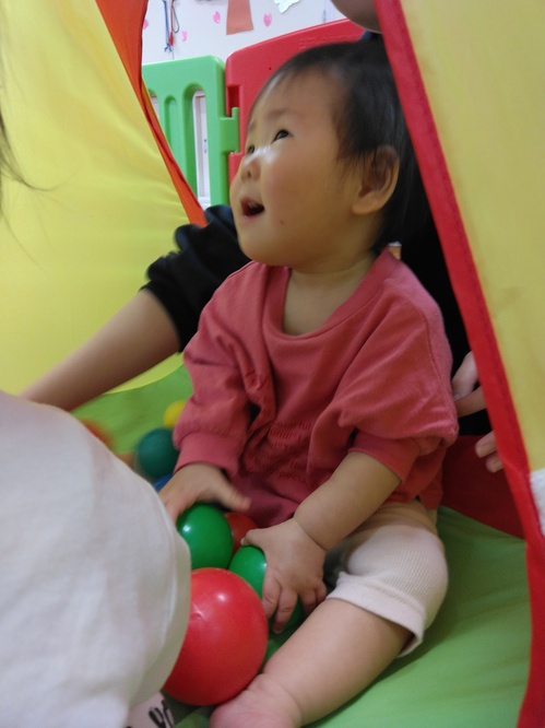 ボールで遊ぶ子ども (2)