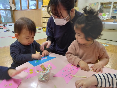 シール貼りの様子 (5)