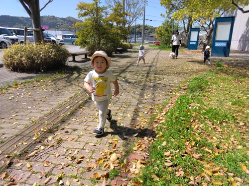 あすてらす前で遊ぶ子ども (4)