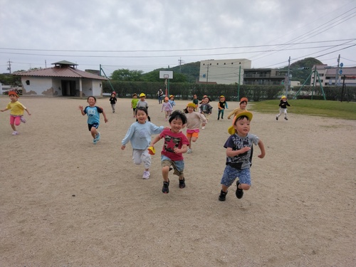 かけっこをする様子