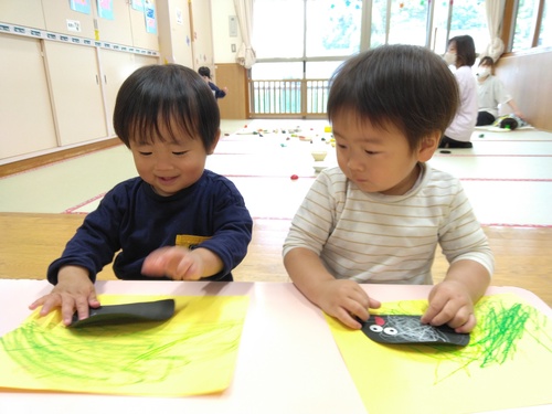 ダンゴムシ製作をする子ども (4)