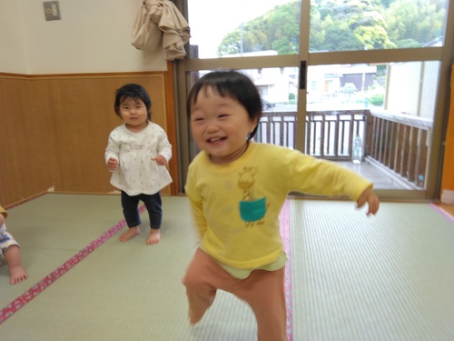 部屋で遊様子 (1)