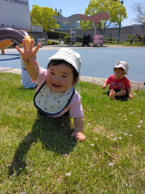 はいはいする子ども