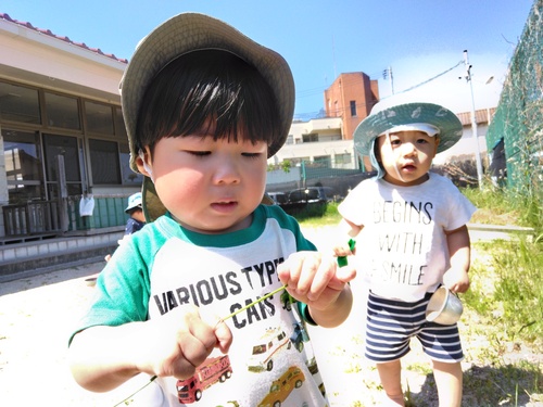 園庭で遊ぶ子ども (3)