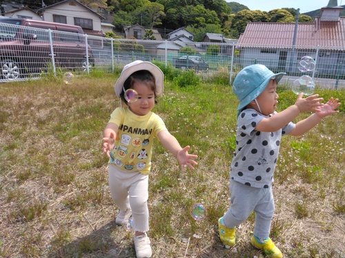 シャボン玉で遊ぶ子ども (1)