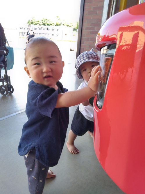 消防車を見る子ども (3)