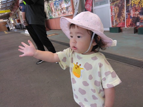 駅で汽車を見る子ども (4)