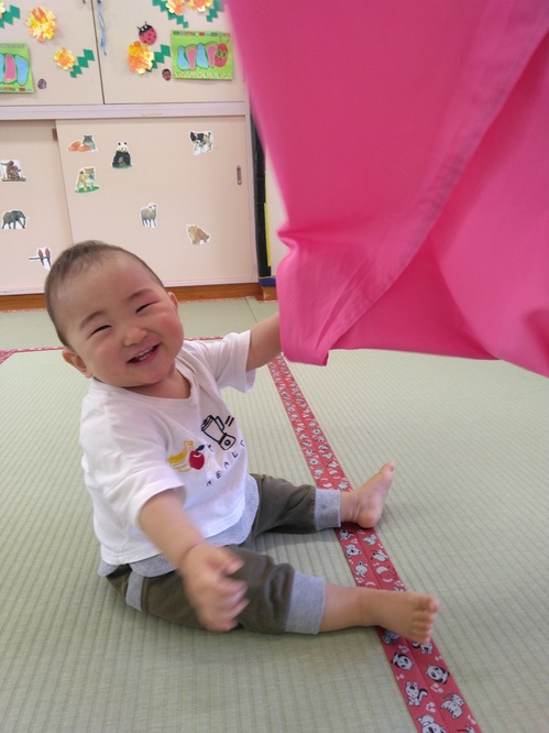 パラウエーブで遊ぶ子ども