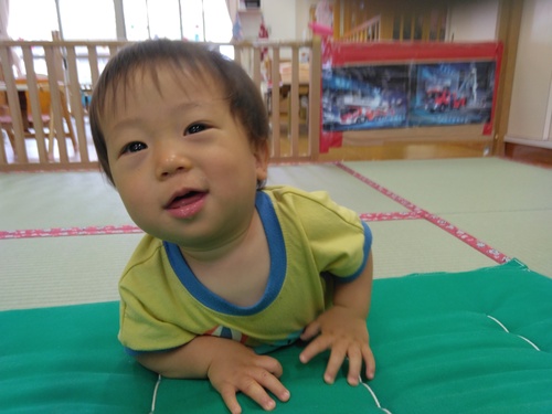 マットのお山で遊ぶ子ども (2)