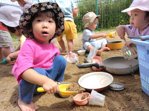 園庭で遊ぶ子ども (3)