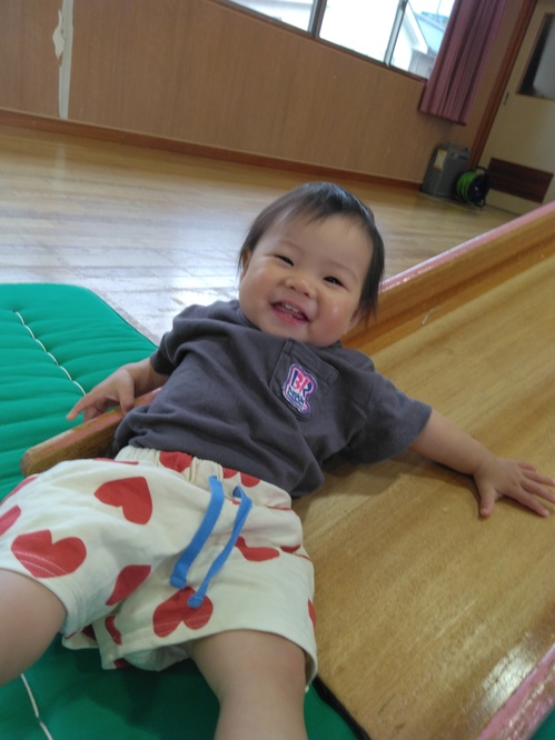 遊戯室で遊ぶ様子 (1)