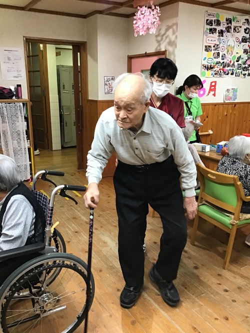 歩いて帰った所です