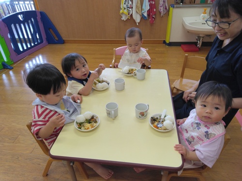 給食の様子 (1)