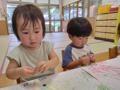 シール貼りをする子ども (2)