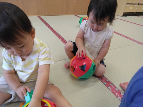 型はめブロックで遊んでいる様子 (2)