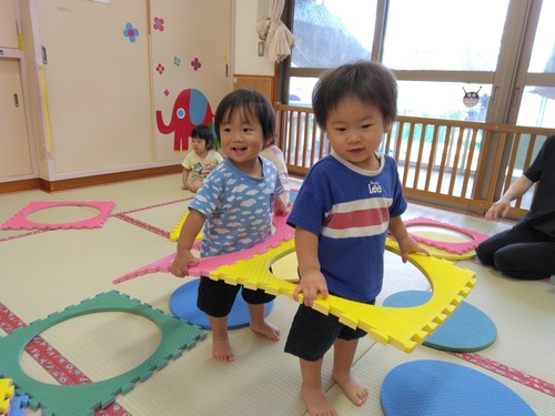 プラポイントで遊ぶ子ども (2)