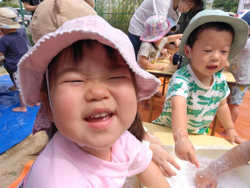 片栗粉粘土で遊んでいる