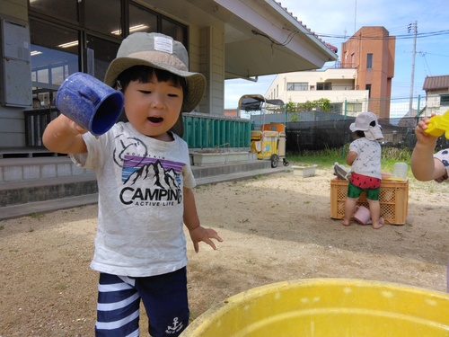 園庭で遊ぶ子ども (4)