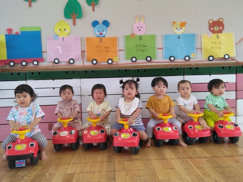 コンビカーに乗って遊ぶ子ども (2)