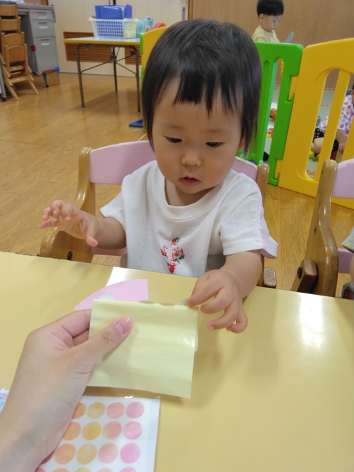 シール貼りをする様子⑷