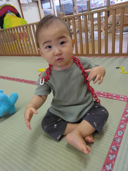 鎖のおもちゃで遊ぶ子ども (2)