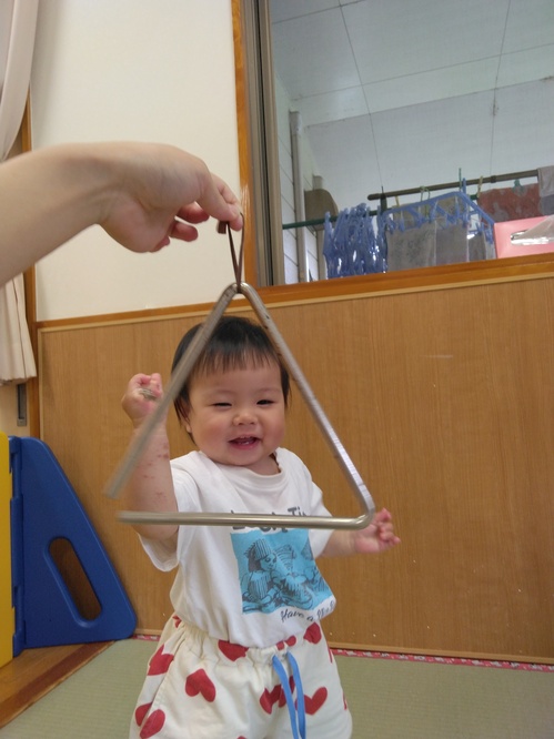 楽器に触れる子ども⑹
