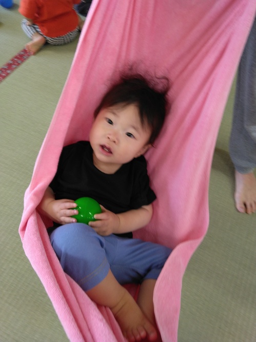 ハンモックに寝転ぶ子ども５