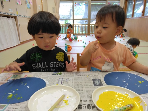 製作をする子ども (1)
