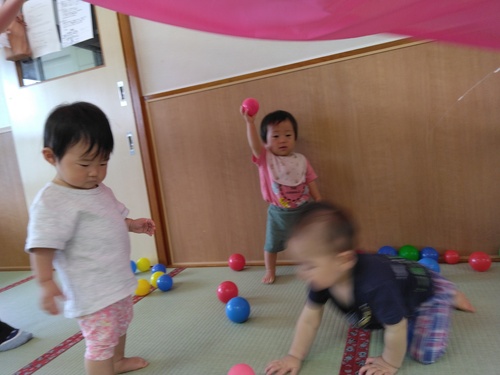 パラウエーブで遊ぶ子ども