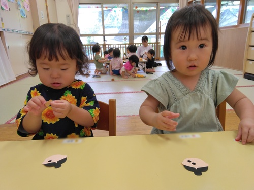 シール貼りをする子ども (5)
