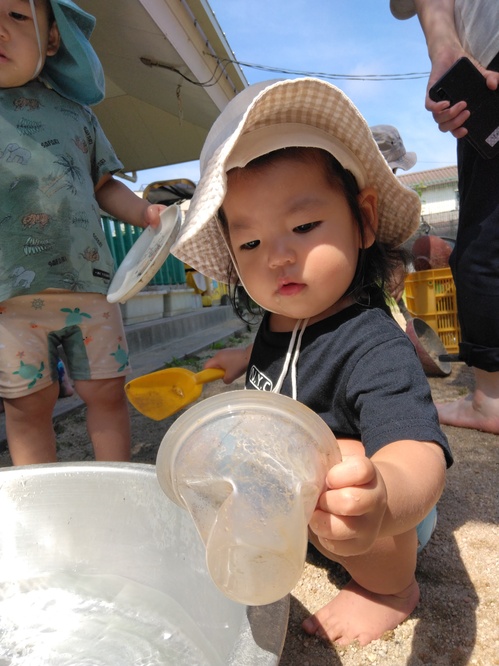どろんこ遊びを楽しむ子ども (2)