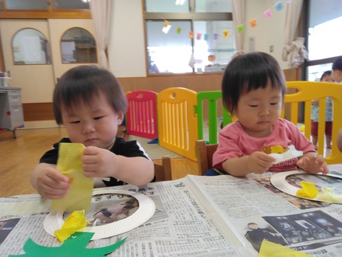 製作を楽しむ子ども (2)