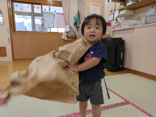 紙で遊ぶ子ども (6)