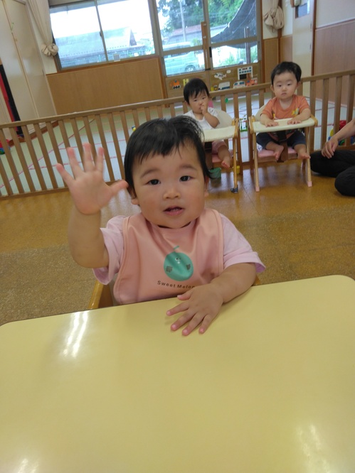 手を挙げる子ども