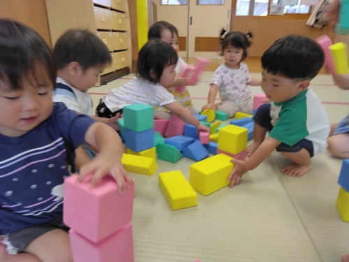 ソフト積み木で遊んでいる様子 (1)