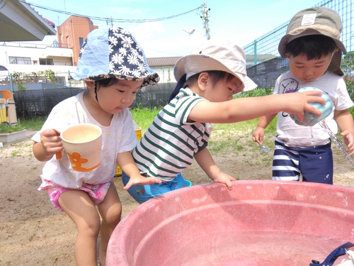 水遊びをする子ども (2)
