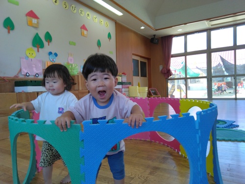 遊戯室で遊ぶ子ども (1)